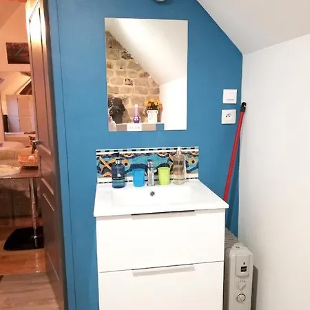 Studio In Les Roses With Wifi 900 M From The Beach *
