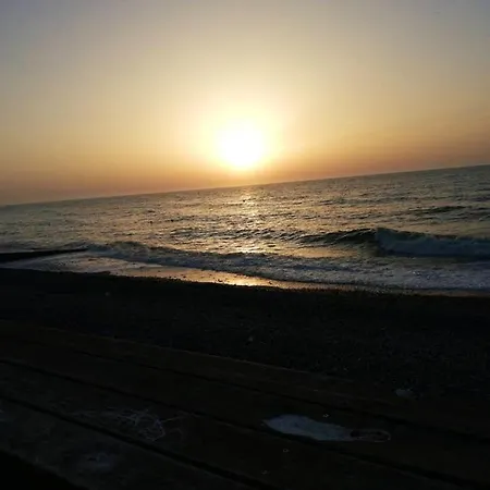 Apartment Studio In Les Roses With Wifi 900 M From The Beach